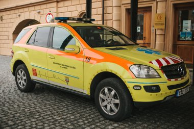 Prag, 24 Eylül 2017: Şehrin sokak üzerinde bir ambulans. Acil yardım. Ambulans Servisi 112.