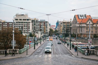 Prag, 24 Eylül 2017: Birçok otomobil sürücüsü köprüden. Yakındaki kişi yolun trafiğe kapalı tarafta yürü. Sıradan şehir hayatı