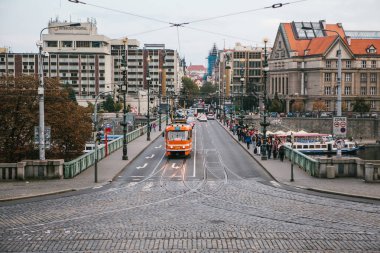Prag, 24 Eylül 2017: Bir tramvay ve bir sürü araba onu köprüde izleyin. Yakındaki kişi yolun trafiğe kapalı tarafta yürü. Sıradan şehir hayatı