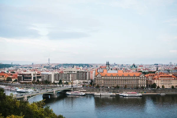 Hermosa vista panorámica de Praga es la capital de la República Checa. Praga es una de las ciudades europeas favoritas para los turistas visitantes — Foto de Stock