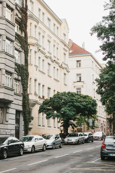 Praga, 24 de septiembre de 2017: Muchos coches están aparcados junto a casas en la calle de la ciudad — Foto de Stock