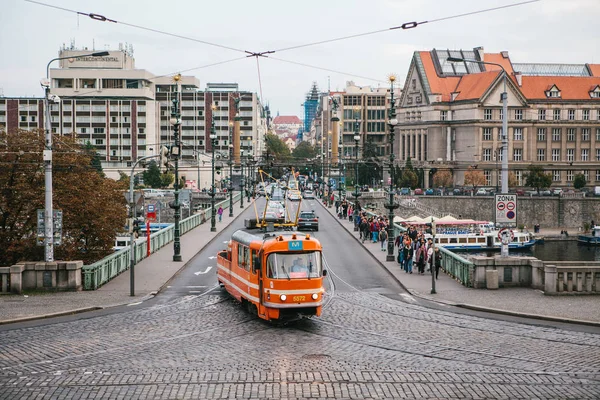 Prag, 24 Eylül 2017: bir arıza veya kaza durumunda diğer tramvaylar desteklemek için bir özel onarım tramvay şehrin dört sürmek. Yakındaki kişi yolun trafiğe kapalı tarafta yürü