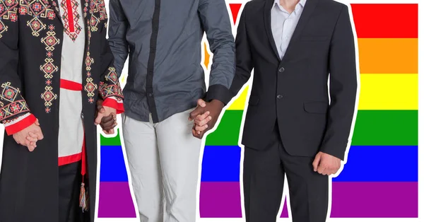 Hombres de diferentes nacionalidades se dan la mano contra el trasfondo de la bandera LGBT. El concepto de libertad y derechos humanos —  Fotos de Stock