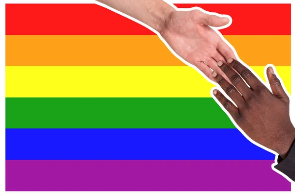 Pessoas de diferentes nacionalidades servem umas às outras contra o pano de fundo da bandeira LGBT. Conceito de assistência, apoio, liberdade dos direitos humanos — Fotografia de Stock