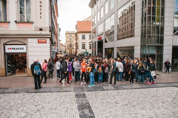 Prag, 25 Eylül 2017: Şehrin sokak üzerinde birçok okul çocukları okuldan sonra iletişim kurmak ve bir yere mi gidiyorsun. Ya da genç turist veya öğrenciler şehir'in mimaride arıyoruz