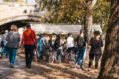Prag, 29 Eylül 2017: Şehir mimarisi Charles Köprüsü yanında bisiklet veya sporcular göz üzerinde turist bir grup