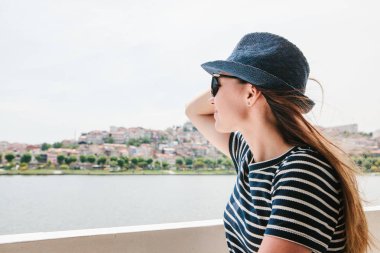 Bir şapka bir gemi veya feribot gemide güzel bir kızla Türkiye'den Istanbul'a gitti ve şehrin su ve Boğaz'ın güzel manzarasına hayran