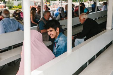 Istanbul, 17 Haziran 2017: Erkek ve kadın bir feribot ya da yolcu tekne yelken ve konuşurken, o gülümsüyor genç bir çift. Türkiye'de sıradan yaşam