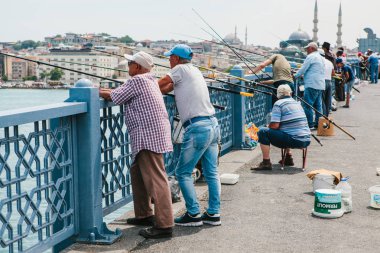 Istanbul, 17 Haziran 2017: Geleneksel Türk Balıkçılık hobi. Birçok kişi Galata Köprüsü üzerinde balık tutma. Türkiye'de sıradan yaşam.