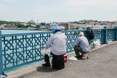 Istanbul, 17 Haziran 2017: Geleneksel Türk Balıkçılık hobi. Birçok kişi Galata Köprüsü üzerinde balık tutma. Türkiye'de sıradan yaşam.