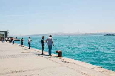 Istanbul, 17 Haziran 2017: Geleneksel Türk Balıkçılık hobi. Birçok kişi Balık tutma. Türkiye'de sıradan yaşam.