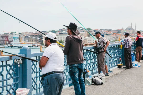 Istanbul, 17 Haziran 2017: Geleneksel Türk Balıkçılık hobi. Birçok kişi Galata Köprüsü üzerinde balık tutma. Türkiye'de sıradan yaşam.