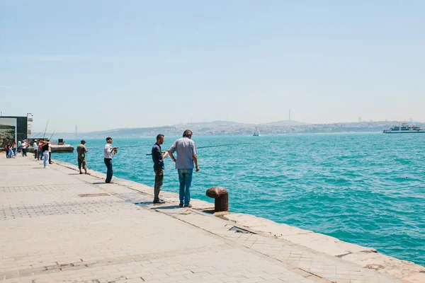 イスタンブール、2017 年 6 月 17 日: 伝統的なトルコ釣り趣味。多くの人々 が釣りです。トルコでの普通の生活. — ストック写真