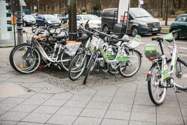 Berlin, Almanya 15 Şubat 2018: şehir etrafında taşımak için bir bisiklet kiralayın. Yerli halk ve turistler için şehrin ulaşım bir çevre dostu ve popüler anlamı