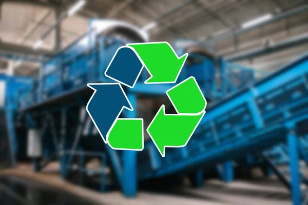 재활용 폐기물을 서명 합니다. 정렬 및 처리 공장 폐기물은 백그라운드에서 모호한 — 스톡 사진
