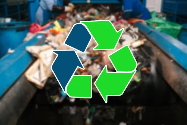 Assine resíduos de reciclagem. A unidade de triagem e processamento de resíduos está desfocada em segundo plano — Fotografia de Stock