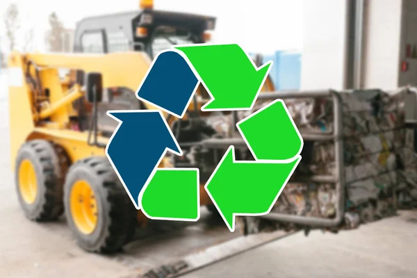 Señal de reciclaje de residuos. Transporte especial en la planta de procesamiento de residuos lleva basura para el reciclaje borrosa en el fondo —  Fotos de Stock