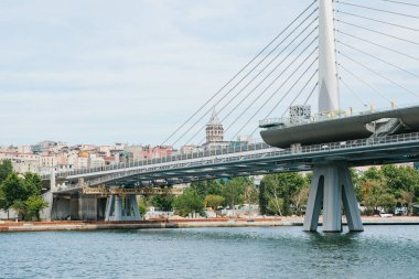 Kentin Avrupa ile Asya bölümünü bağlama Istanbul'daki Köprüsünün parçası. Istanbul mimarisi üzerinde arka plan olduğunu