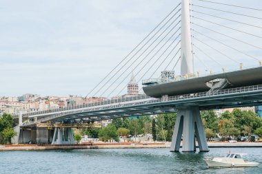 Kentin Avrupa ile Asya bölümünü bağlama Istanbul'daki Köprüsünün parçası. Su Köprüsü yakınlarında bir sürat teknesi yelken