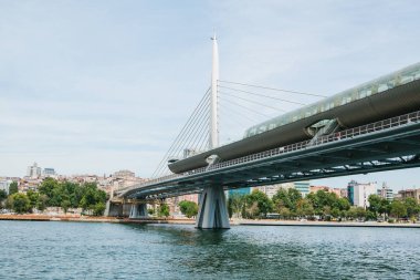 Kentin Avrupa ile Asya bölümünü bağlama Istanbul'daki Köprüsünün parçası. Istanbul mimarisi üzerinde arka plan olduğunu