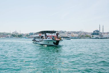 Istanbul, 17 Haziran 2017: Boğaz boyunca yolcu feribot yelken. Su tarafından yolcu taşımacılığı