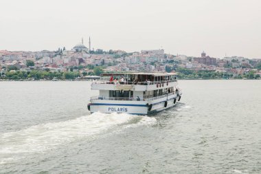 Istanbul, 17 Haziran 2017: Boğaz boyunca yolcu feribot yelken. Su tarafından yolcu taşımacılığı