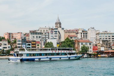 Istanbul, 17 Haziran 2017: Boğaz boyunca yolcu feribot yelken. Su tarafından yolcu taşımacılığı
