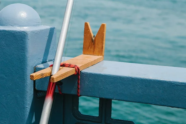 Nahaufnahme einer Angelrute auf blauem Wasser — Stockfoto