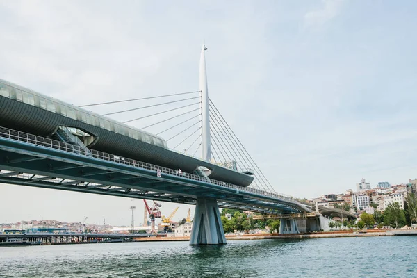 Часть моста в Стамбуле соединяет азиатскую часть с европейской частью города. Архитектура Стамбула на заднем плане — стоковое фото