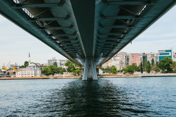 대칭. 이스탄불에 있는 다리의 아래 부분 도시의 유럽 부분 아시아 부분을 연결합니다. 백그라운드에서 이스탄불의 건축 — 스톡 사진