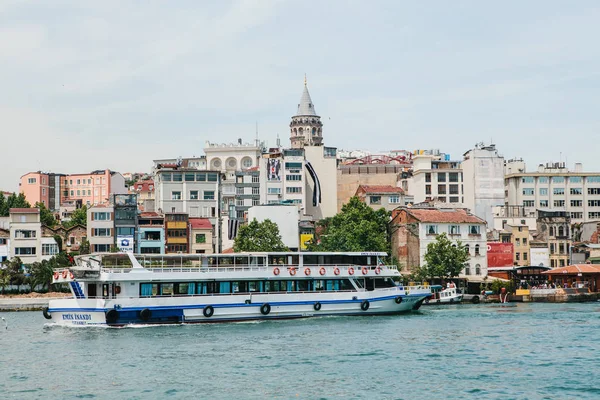 Estambul, 17 de junio de 2017: El ferry de pasajeros navega a lo largo del Bósforo. Transporte de pasajeros por agua — Foto de Stock