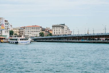 Istanbul, 17 Haziran 2017: Birçok yolcu feribot ya da yolcu tekneleri açıklarında. Yakın Galata Köprüsü var. Su tarafından yolcu taşımacılığı