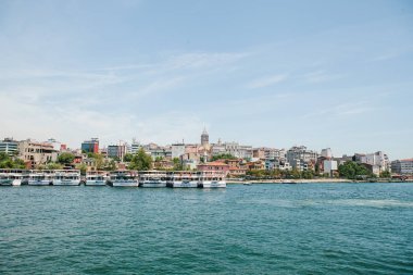 Istanbul, 17 Haziran 2017: Birçok yolcu feribot ya da yolcu tekneleri açıklarında. Arka planda farklı binalar ve Galata Kulesi vardır. Su tarafından yolcu taşımacılığı