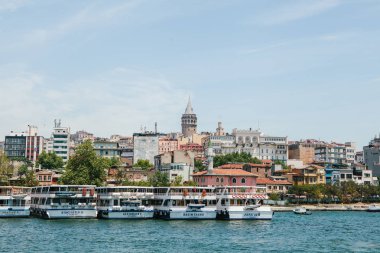 Istanbul, 17 Haziran 2017: Birçok yolcu feribot ya da yolcu tekneleri açıklarında. Arka planda farklı binalar ve Galata Kulesi vardır. Su tarafından yolcu taşımacılığı