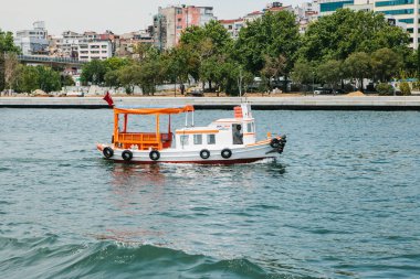 Istanbul, 17 Haziran 2017: A küçük gemi yelken boğaz. Su tarafından yolcu taşımacılığı.