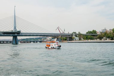 Istanbul, 17 Haziran 2017: A küçük gemi yelken boğaz. Su tarafından yolcu taşımacılığı