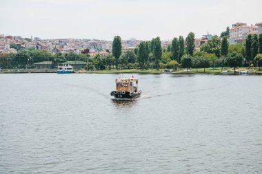 Istanbul, 17 Haziran 2017: A küçük gemi yelken boğaz. Su tarafından yolcu taşımacılığı
