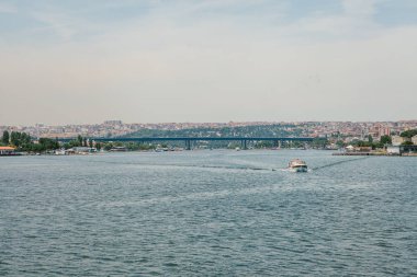 Bir sürat teknesi Istanbul'da Boğaz boyunca yola çıkacak. Arka planda kentsel mimari