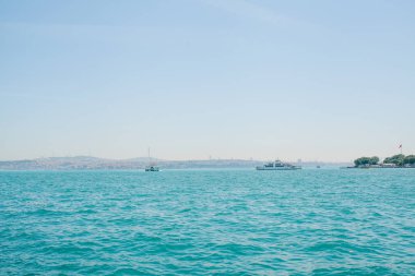 Bir gemi veya bir yolcu gemisi Istanbul'da Boğaz boyunca yola çıkacak. Arka planda kentsel mimari