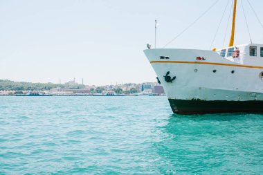 Bir gemi veya bir yolcu gemisi Istanbul'da Boğaz boyunca yola çıkacak. Arka planda kentsel mimari