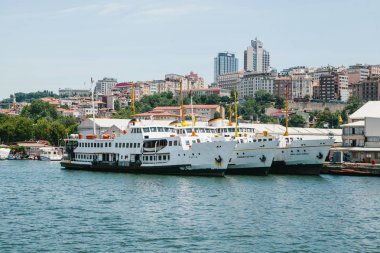 Istanbul, 17 Haziran 2017: Birçok yolcu feribot ya da yolcu tekneleri açıklarında. Su tarafından yolcu taşımacılığı