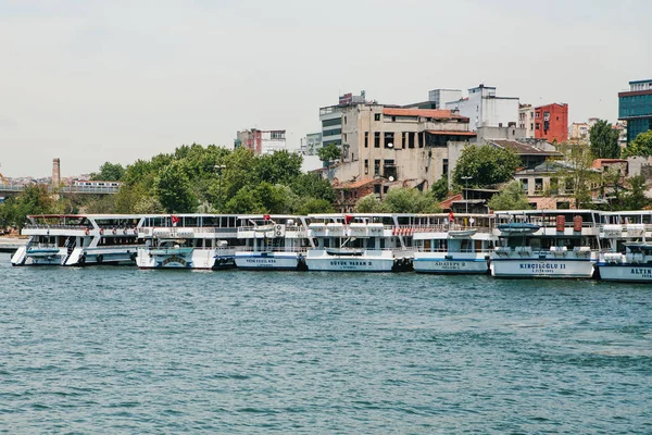 Istambul, 17 de junho de 2017: Muitos ferries de passageiros ou barcos de passageiros estão ao largo da costa. Transporte de passageiros por via aquática — Fotografia de Stock