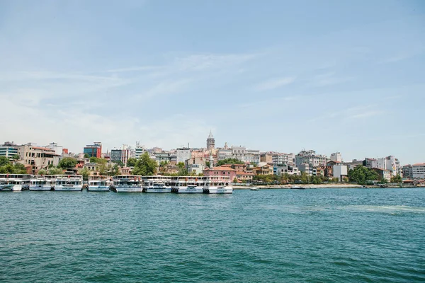 イスタンブール、2017 年 6 月 17 日: 多く乗客用フェリーや旅客船が海岸の沖。バック グラウンドで別の建物とガラタ塔があります。水によって乗客の交通機関 — ストック写真