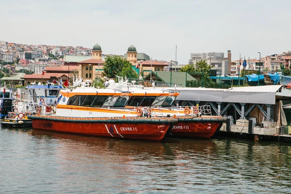 Istanbul, 17 června 2017: Osobní trajekty nebo osobní loď je na stanici lodí. Přeprava cestujících po vodě. — Stock fotografie