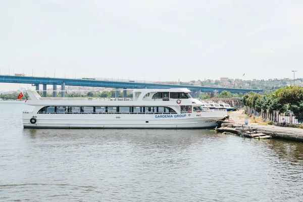 Estambul, 17 de junio de 2017: El ferry de pasajeros o barco de pasajeros está en la orilla. Transporte de pasajeros por agua — Foto de Stock