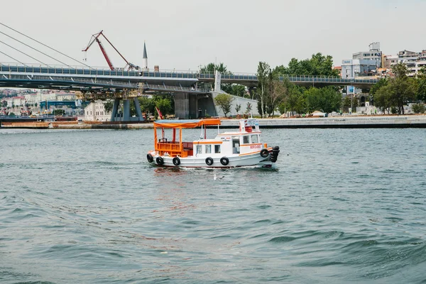 Estambul, 17 de junio de 2017: Un pequeño barco navega en el Bósforo. Transporte de pasajeros por agua — Foto de Stock