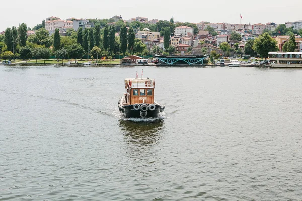 Estambul, 17 de junio de 2017: Un pequeño barco navega en el Bósforo. Transporte de pasajeros por agua — Foto de Stock