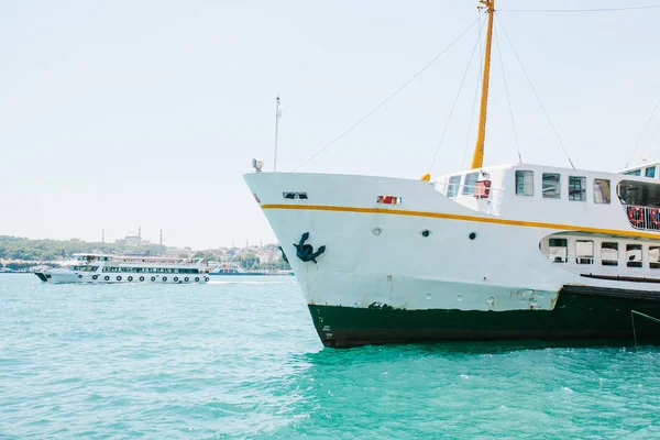 Ein Schiff oder ein Passagierschiff fährt den Bosporus in Istanbul entlang. Stadtarchitektur im Hintergrund — Stockfoto