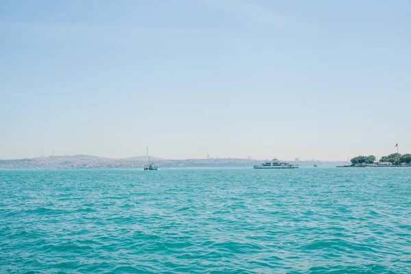 船や客船のイスタンブールのボスポラス海峡に沿って帆します。バック グラウンドで都市建築 — ストック写真