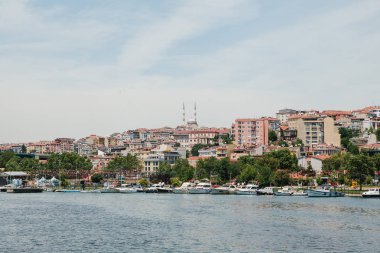 Istanbul, 17 Haziran 2017: Birçok yolcu feribot ya da yolcu tekneleri açıklarında. Su tarafından yolcu taşımacılığı